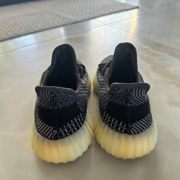 Yeezy Boost 350 ‘V2’ Carbon - Picture 4 of 6